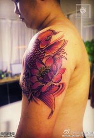 Modello di tatuaggio di loto Koi sulla spalla