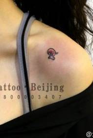 Piccolo tatuaggio a fungo sulla spalla