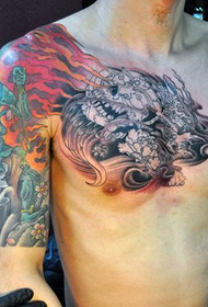 Spalle da uomo e tatuaggi semi-rigati