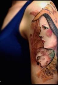 Sorbalda koloreko emakumea arrano tatuaje ereduarekin