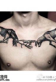 Modeli tatuazh antilopë i krahëve të shpatullave