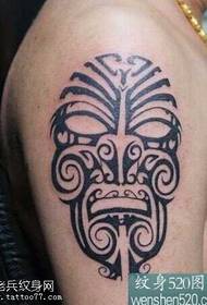 Mazingira ya bega uso wa totem tattoo