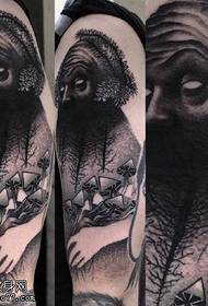 Modello tatuaggio mostro foresta spalla