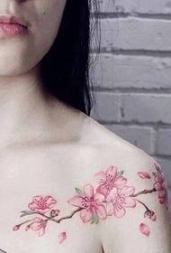 Seksualiai kvepiantis petys su slyvų tatuiruotės tatuiruote