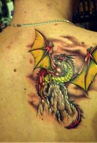 Natrag obojeni uzorak tetovaže zmaja na vrhu brda