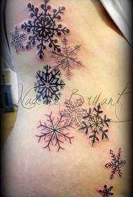 Wzór tatuażu śnieżynka na ramieniu