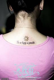 Petit tatouage au soleil sur l'épaule