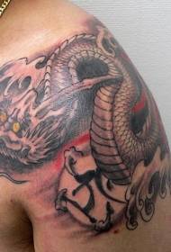 Чоловічі плечі японського малюнка татуювання дракона