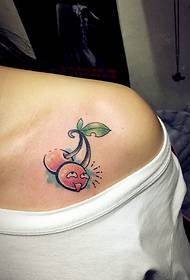 Farebné ovocné tetovanie pod plecom dievčaťa