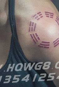 Padrão de tatuagem de fofoca do ombro