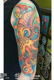 Astoņkāju tetovējuma raksts uz pleca