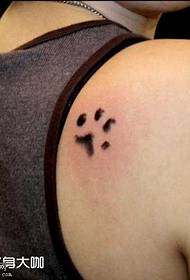 Motivo tatuaggio con stampa orso sulla spalla