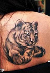 肩の小さなかわいい虎のタトゥーパターン