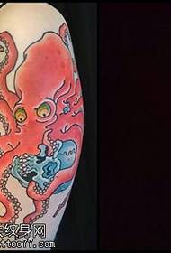 Padrão de tatuagem de polvo pintado no ombro