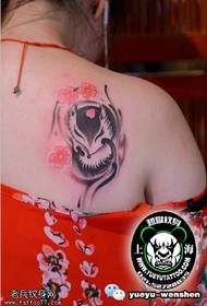 Patró de tatuatge en flor de cirera de guineu