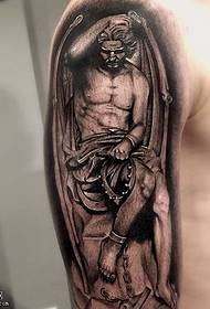 Na ramenu realističan uzorak tetovaže robova vjetra