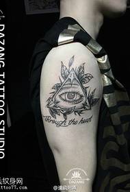 Padrão de tatuagem triangular no ombro