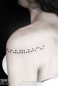 Gepunktetes Tattoo-Muster auf der Schulter