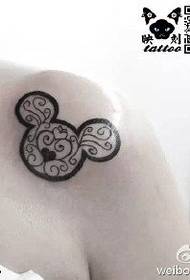 Mickey Tattoo Muster auf der Schulter