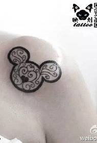 Motivo del tatuaggio di Topolino sulla spalla