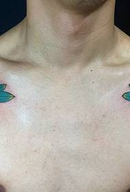 Padrão de tatuagem de flor colorida sob os ombros de ambos os lados