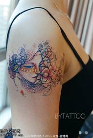 Na ramenu je obojen prekrasan cvjetni uzorak tetovaža