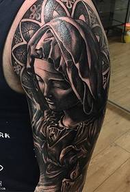 Schouder maiden tattoo patroon