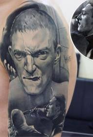 Aarm faarweg verréckte Mann Portrait mat Pistoul Tattoo Muster