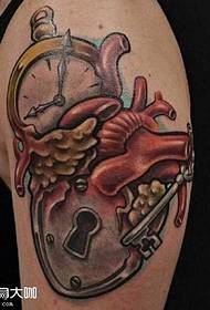 Motivo tatuaggio spalla blocco cuore
