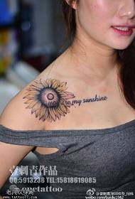 На рамену узорак тетоваже карактера са сунцокретом