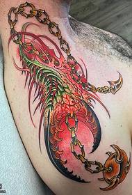 Skeleton meteor hammer pattern tattoo sulla spalla
