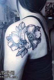 Patrón de tatuaje floral realista en el hombro.