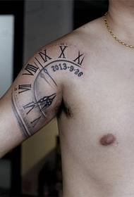 Tatuaggio dell'orologio di tendenza della spalla