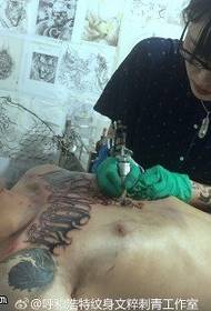 Obuhvaćajući uzorak tetovaže broš