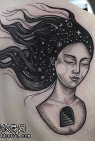 Спящая красавица с татуировкой на плече