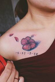 Le piccole immagini di tatuaggi floreali sulle spalle sono sexy e affascinanti