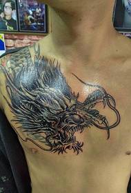 Impozáns vállon fekvő sárkány tetoválás