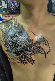 Imponente tatuaggio del drago sopra la spalla
