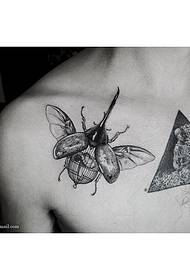 Patró de tatuatge d'escarabat a l'espatlla