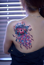 Цветно мастило красива татуировка на рамото
