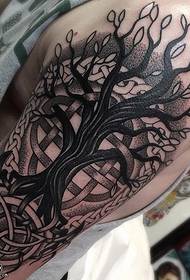 Motif de tatouage vieil arbre sur l'épaule