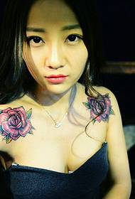 Meitenes ar vienādiem ziedu tetovējuma attēliem abās pleca pusēs