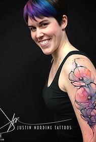 Spalla, un mudellu di tatuaggio di fiori d'aquarellu