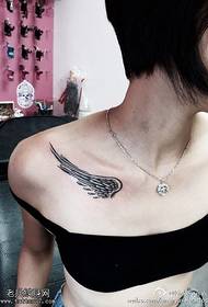 Mažas sparno tatuiruotės raštas ant peties