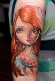 Goldfish dhe model i dobët i tatuazhit të vajzave të vogla të portretit