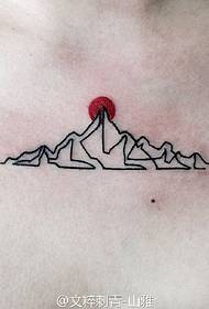 Motivo del tatuaggio linea collinare sulla clavicola