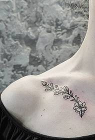 Tatuaggio dolce e fresco per ragazze affascinanti sulle spalle