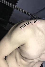 Elegante tatuaggio con numeri romani sulla spalla di un uomo