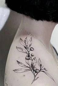 Tatuagem de flor bonita da menina de cabelos curtos no ombro