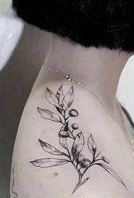 Ang magagandang tattoo ng bulaklak ng maikling buhok sa balikat